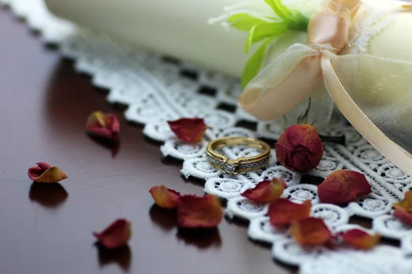레이스 결혼 반지 꽃잎 — 스톡 사진