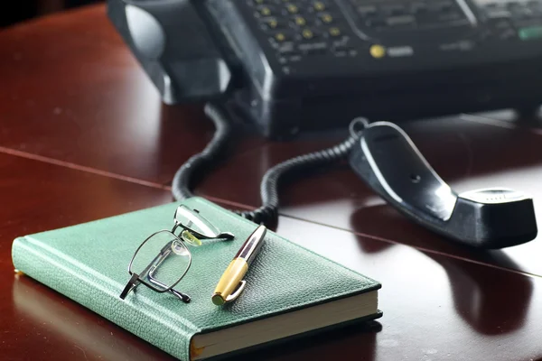 Pick up the phone on the desktop — Stock Photo, Image