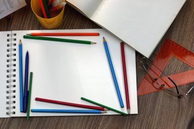 Beyaz arka plan kalemler incelenmesi