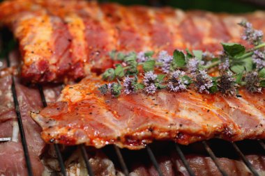 Mangal kömüründe et şişleri.