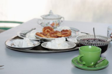 Kahvaltı süzme peynir reçel ve çay ile