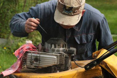Çim biçme makinesi motoru tamiri