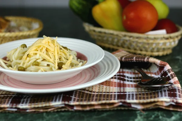 Pasta con queso y guisantes — Foto de Stock