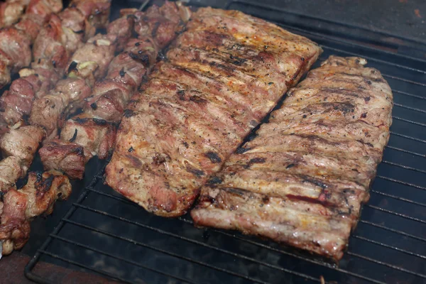 Espetos de carne nas brasas de churrasco — Fotografia de Stock