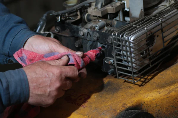 Reparação de motor cortador de grama — Fotografia de Stock