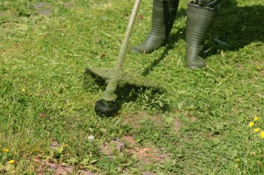 adam çim düzeltici mows