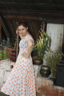 bir dirgen ile güzel kız