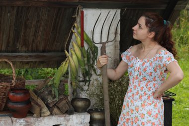 bir dirgen ile güzel kız