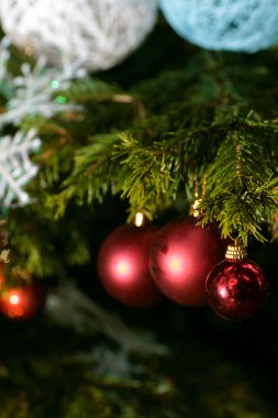 Noel ağacı topları dekore edilmiş