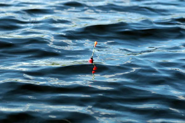 水面に浮かぶ釣り — ストック写真