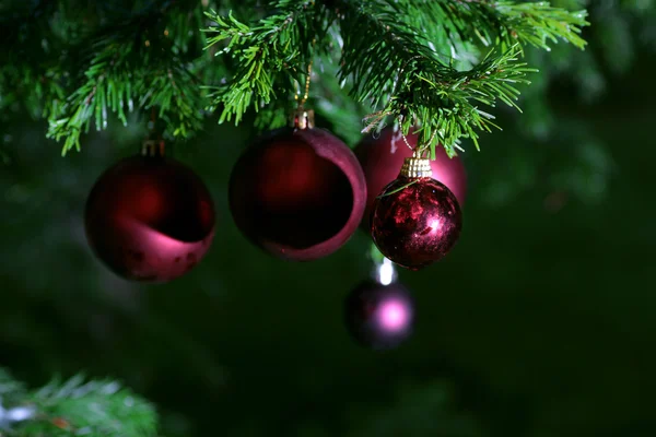 Διακοσμημένο χριστουγεννιάτικο δέντρο μπάλες — Φωτογραφία Αρχείου