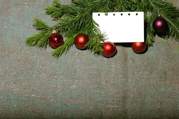 Juguetes de Navidad y árbol de Navidad con un pedazo de papel —  Fotos de Stock