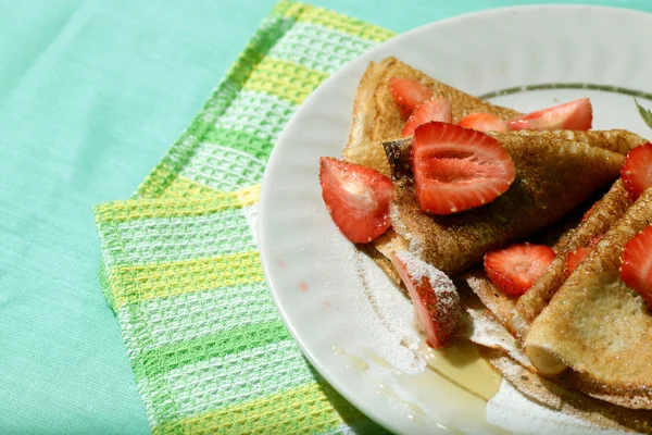 Pancakes with strawberries — Stock Photo, Image