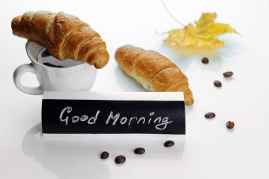 Sabah kahve fincanı kruvasan