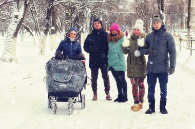 arkadaşlar bir bebek arabası ile kışın