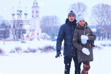 Genç çift aşıkların kış Parkta yürümek