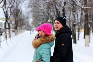 Genç çift sokak kış