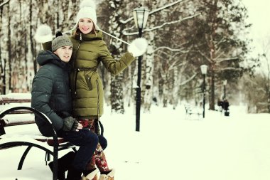 Genç çift tatilde.