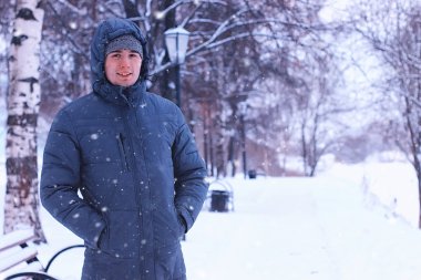 Erkek kış park yürüyüş