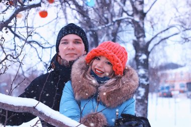 Genç aşıklar kış çift gülümseme