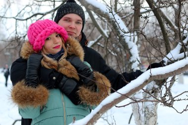 Kışın aşık Çift