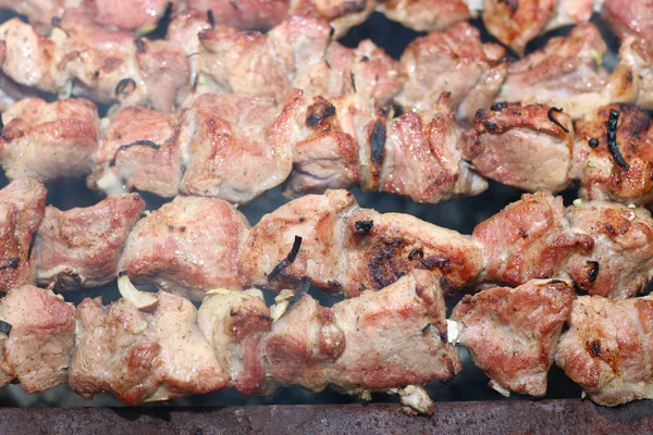 Espetos de carne nas brasas de churrasco — Fotografia de Stock