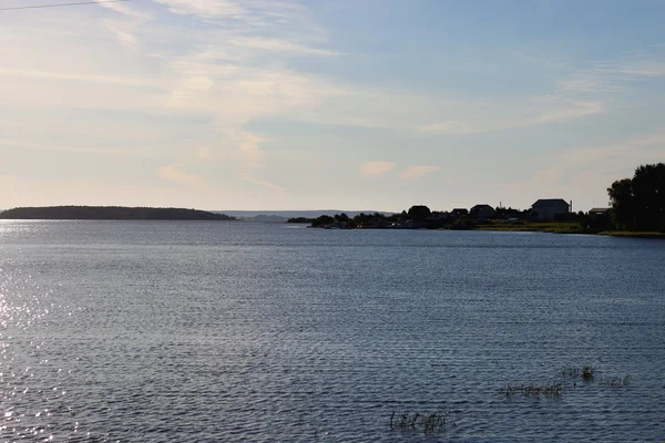 Het landschap van lake shore aqua — Stockfoto