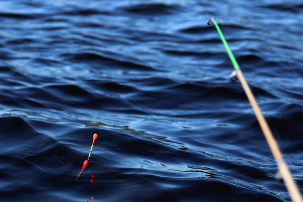 Flotador de pesca en el agua — Foto de Stock