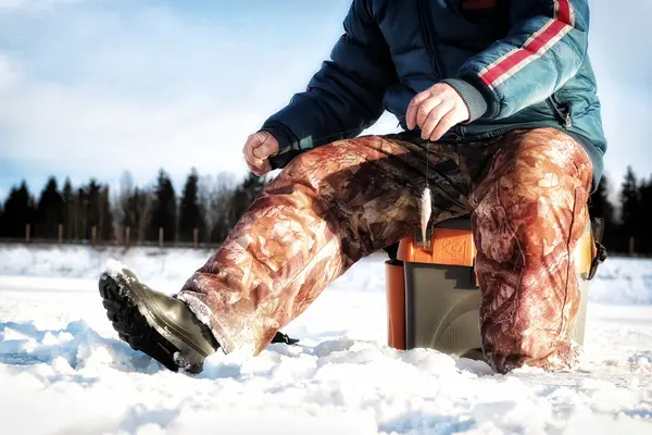 Pescador de invierno en el lago — Foto de Stock