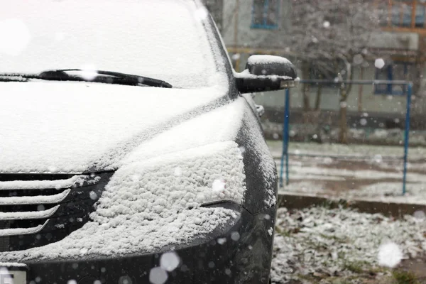 Samochód pokryty śniegiem — Zdjęcie stockowe