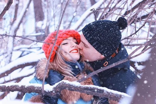 Sonrisa pareja de jóvenes amantes invierno — Foto de Stock
