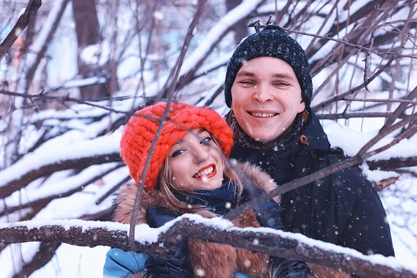 Leende par unga älskande vinter — Stockfoto