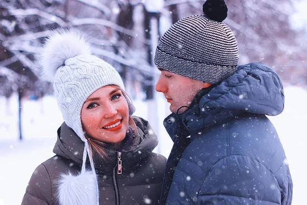 Joven pareja de amantes caminar en invierno parque — Foto de Stock