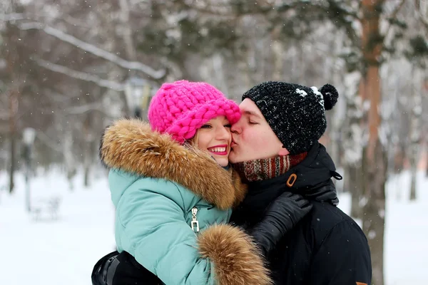 Coppia uomo porta una ragazza inverno — Foto Stock