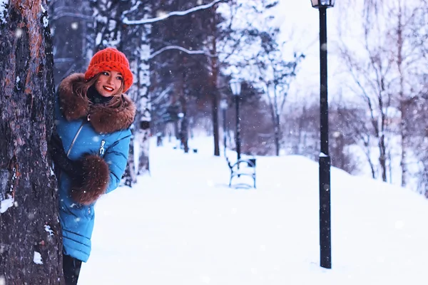 Menina no inverno perto da árvore — Fotografia de Stock