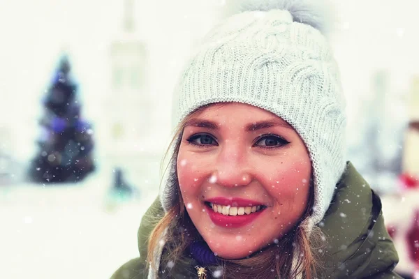 Портрет молодой девушки зимой — стоковое фото