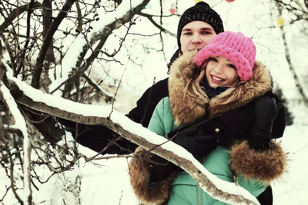 Jóvenes amantes de la pareja en invierno — Foto de Stock