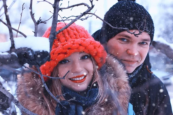 Pareja sonrisa de jóvenes amantes invierno — Foto de Stock