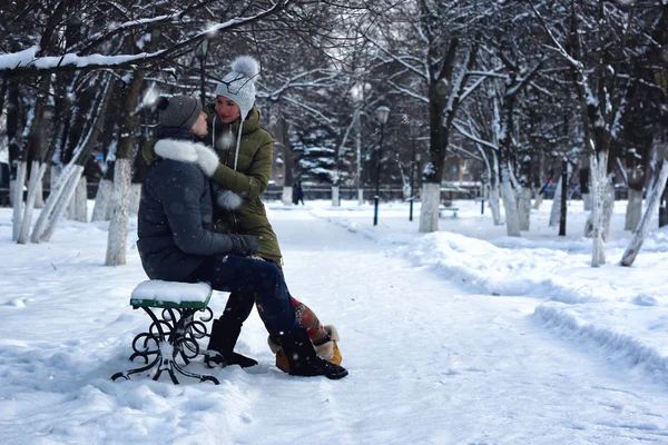 Amantes em um banco no inverno — Fotografia de Stock