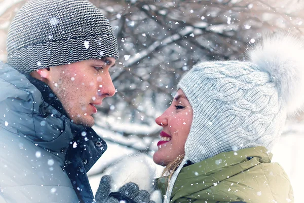 Пара молодых влюбленных зима — стоковое фото