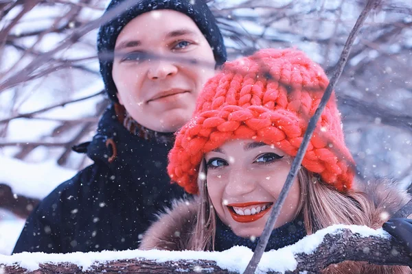 Sonrisa pareja de jóvenes amantes invierno — Foto de Stock