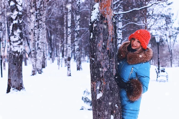 Девушка зимой возле дерева — стоковое фото