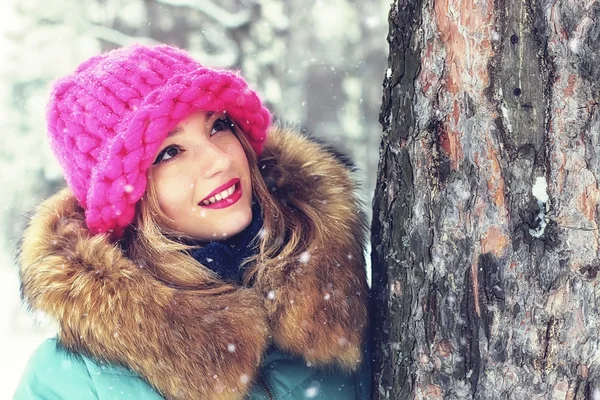 Lány téli utcai pad — Stock Fotó