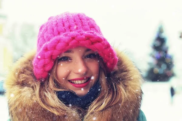 Retrato de una joven en el invierno —  Fotos de Stock