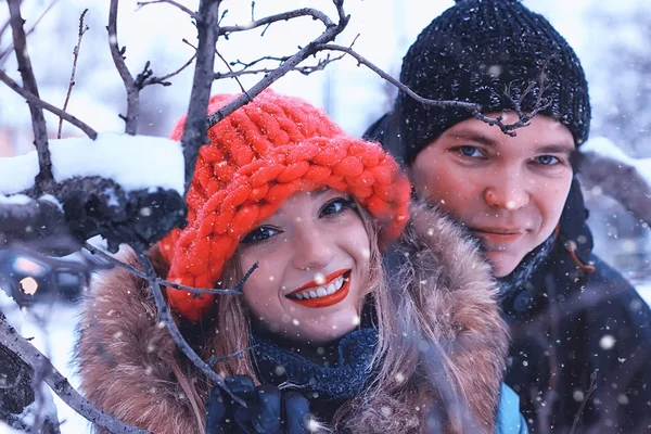 Casal sorriso de jovens amantes inverno — Fotografia de Stock