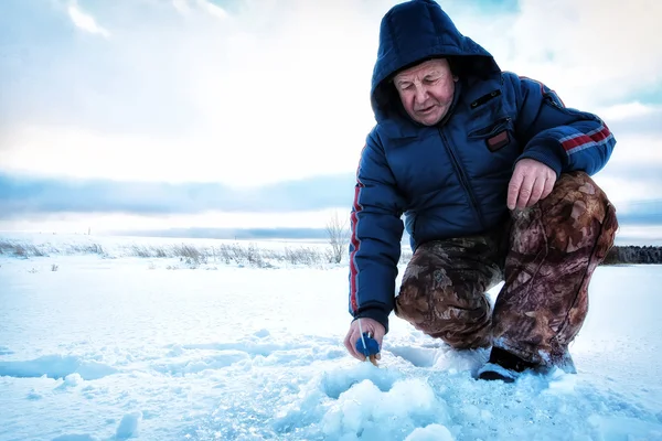 Pescador de invierno en el lago — Foto de Stock