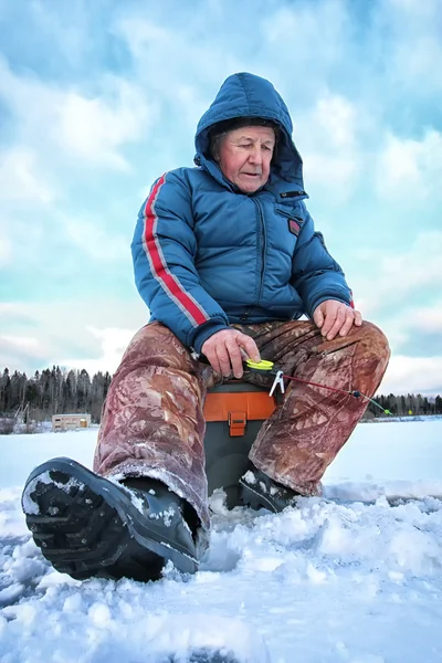 Pescador de invierno lago — Foto de Stock