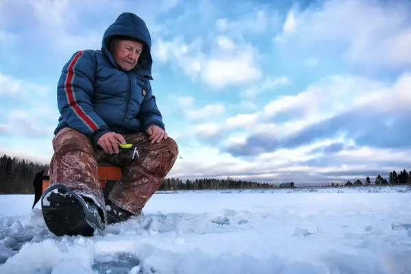 Pescador de invierno lago — Foto de Stock