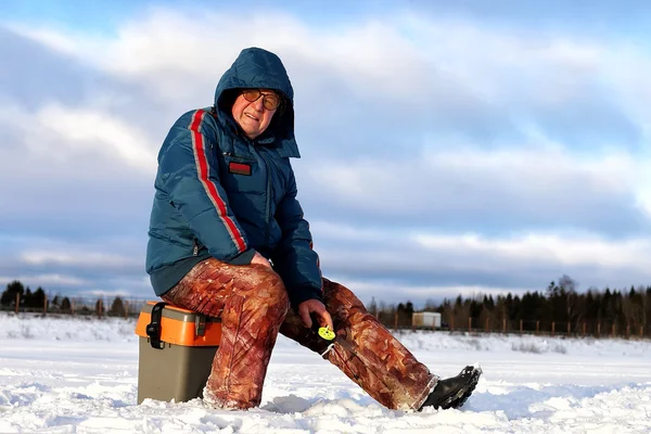 Pescador Invierno en el lago — Foto de Stock