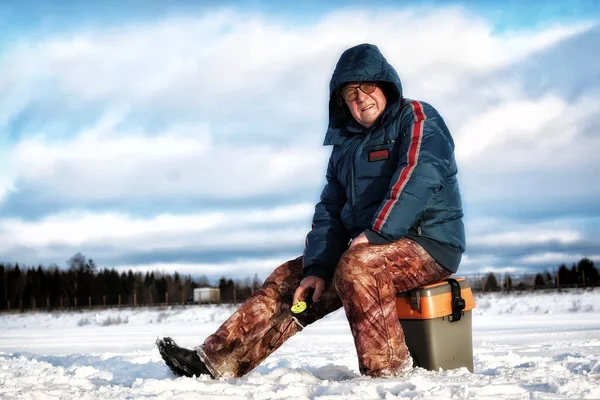 Pescador de invierno en el lago — Foto de Stock